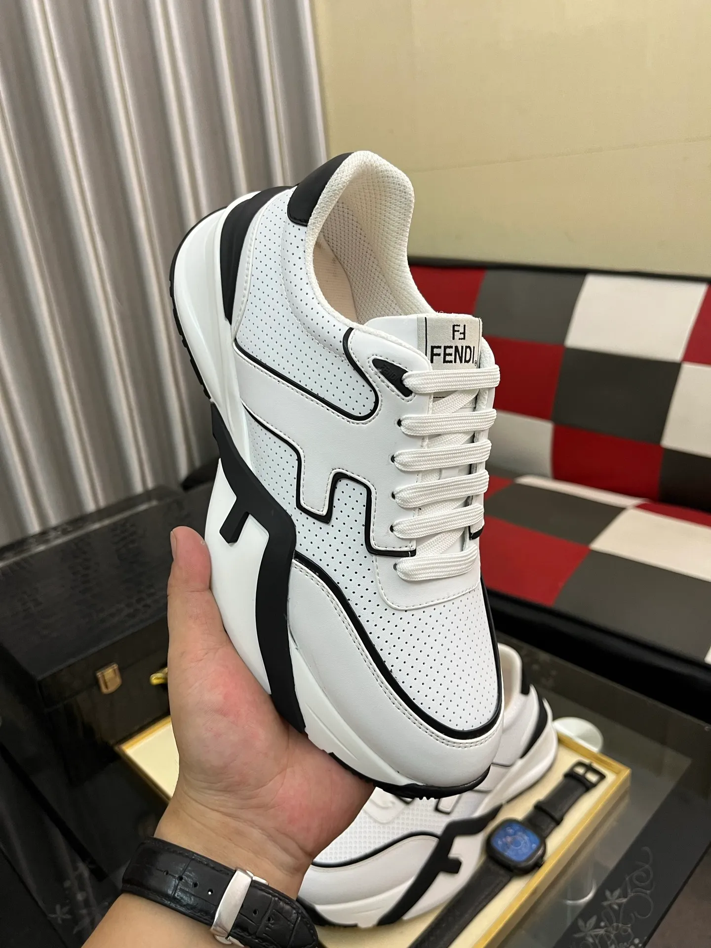 Men's men's shoes 💰560⌚️⌚️FENDI.•FENDI unique modern style sneakers. Counter purchasing🏃casual shoes😍😍 Original breathable fly-knit mesh imported from Italy (refuses to discolor and abrade feet) soles: Original soles specially provided by the original factory, super cool😍 French lazy style design ⚠️ Original quality, super comfortable and wear-resistant original soles. Code number: 38-442️⃣Colors available